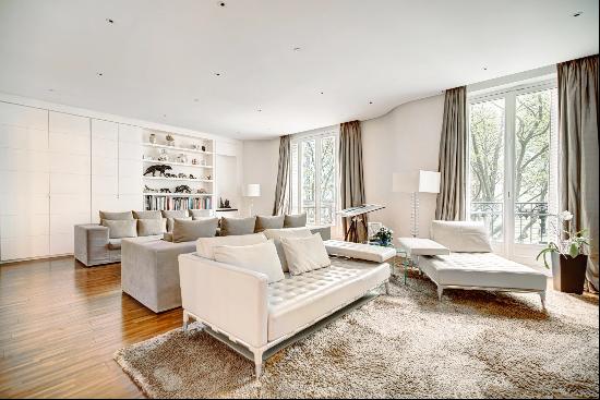 Paris 17th District – An elegant 4-bed apartment