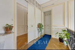 Versailles - A bright 3/4 bed apartment