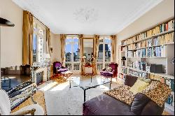 Versailles Notre-Dame - A 3-bed apartment enjoying an open view