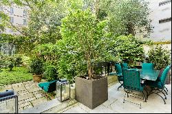 Paris 8th District – An exceptional 4-bed apartment with a leafy garden