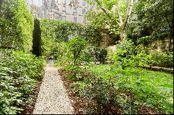 Paris 8th District – An exceptional 4-bed apartment with a leafy garden