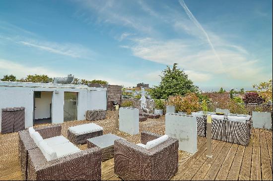 Rueil-Malmaison – A triplex apartment with a garden and a roof terrace