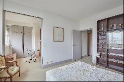 Paris 16th District - A spacious apartment commanding exceptional views