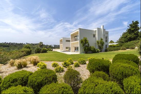 Detached 4 bedrooms villa, with garden, swimming pool, near the golf course