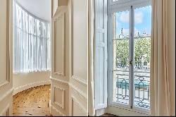 Paris 5th District – An ideal pied a terre - renovated apartment - 4 m height ceilings