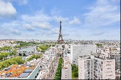 Paris 15th District – A 4-bed apartment commanding a picture-postcard view of the Eiffel 