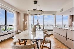 Paris 15th District – A 4-bed apartment commanding a picture-postcard view of the Eiffel 