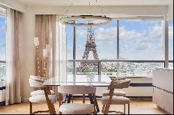 Paris 15th District – A 4-bed apartment commanding a picture-postcard view of the Eiffel 