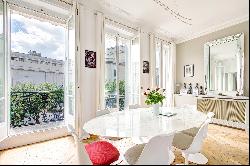 Paris 16th District – A renovated 5-bed apartment in a prime location