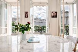 Paris 16th District – A renovated 5-bed apartment in a prime location