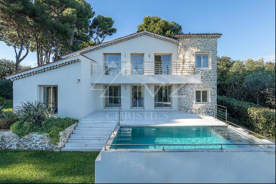 Delightful sea view property close to the Garoupe beaches