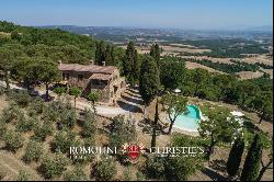 Val d'Orcia - FARMHOUSE WITH ORGANIC OLIVE GROVE FOR SALE IN TUSCANY