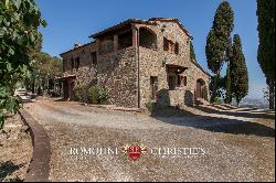 Val d'Orcia - FARMHOUSE WITH ORGANIC OLIVE GROVE FOR SALE IN TUSCANY