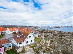 Classic villa with a unique location and stunning ocean views.