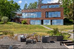 Magnificent lakeside property of international standard