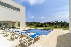 Detached 4 bedrooms villa, with garden, swimming pool, near the golf course