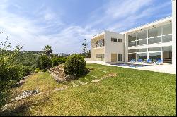 Detached 4 bedrooms villa, with garden, swimming pool, near the golf course