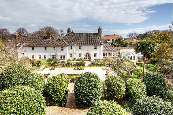 AN IMPRESSIVE FAMILY HOME WITH EXTENSIVE GROUNDS, POOL, AND TENNIS COURT