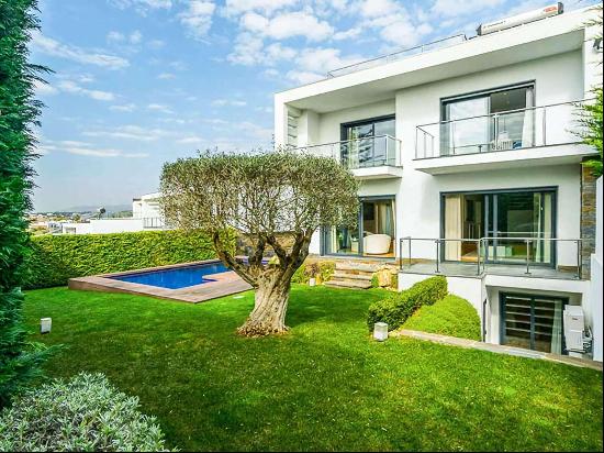 4 bedroom detached Villa, for sale, in a private condominium in Parede, Cascais