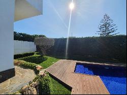 4 bedroom detached Villa, for sale, in a private condominium in Parede, Cascais