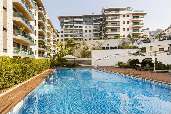 3 bedroom apartment with garage in a private condominium, Estrela