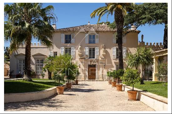 Saint-Cyr-sur-Mer, Provencal Chateau In the heart of the vineyards