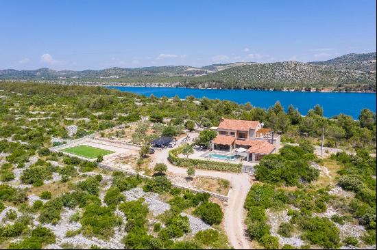 Charming stone villa on a spacious land plot - sibenik