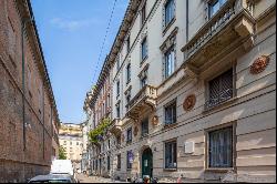 Unique property in a historic courtyard a stone's throw from the Fashion District