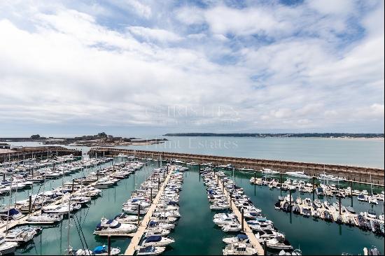 SPACIOUS PENTHOUSE WITH STUNNING SEA AND MARINA VIEWS