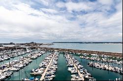 SPACIOUS PENTHOUSE WITH STUNNING SEA AND MARINA VIEWS