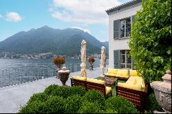 Prestigious 'pied-dans-l'eau' villa on Lake Como with infinity pool, dock and private boat