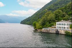 Prestigious 'pied-dans-l'eau' villa on Lake Como with infinity pool, dock and private boat