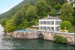 Prestigious 'pied-dans-l'eau' villa on Lake Como with infinity pool, dock and private boat