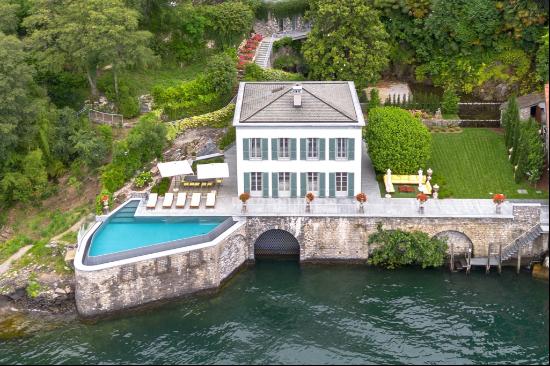 Prestigious 'pied-dans-l'eau' villa on Lake Como with infinity pool, dock and private boat