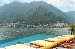 Prestigious 'pied-dans-l'eau' villa on Lake Como with infinity pool, dock and private boat