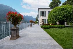 Prestigious 'pied-dans-l'eau' villa on Lake Como with infinity pool, dock and private boat