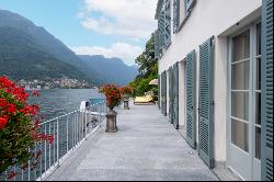 Prestigious 'pied-dans-l'eau' villa on Lake Como with infinity pool, dock and private boat