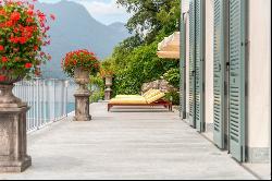 Prestigious 'pied-dans-l'eau' villa on Lake Como with infinity pool, dock and private boat