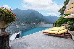 Prestigious 'pied-dans-l'eau' villa on Lake Como with infinity pool, dock and private boat