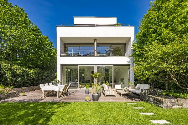 Prestigious Bauhaus villa with light-filled ambience and dream garden