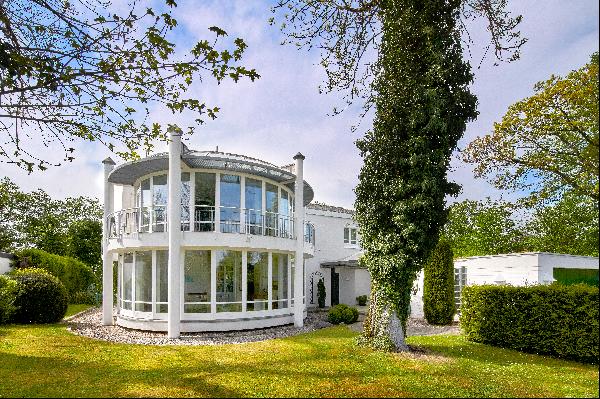 Light-filled family home with up to nine rooms and a natural idyll