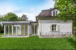 Stylishly renovated villa from 1922 with underground parking and solar system in a prime 