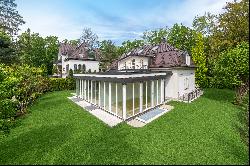 Stylishly renovated villa from 1922 with underground parking and solar system in a prime 