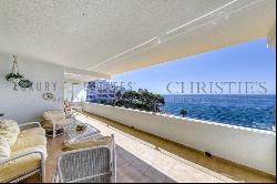 Mediterranean penthouse first sea line in Palmanova with beach access