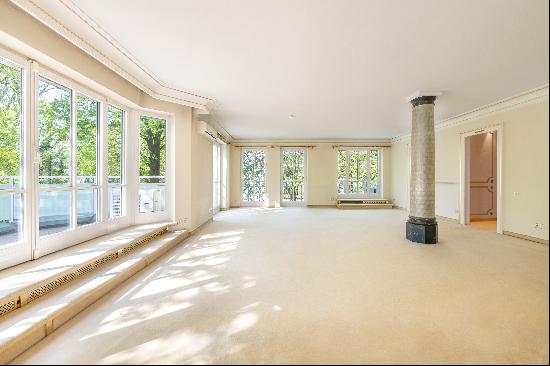 Living on one level: Spacious 316 m² villa foyer on the Gerner Canaletto