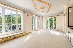 Living on one level: Spacious 316 m² villa foyer on the Gerner Canaletto