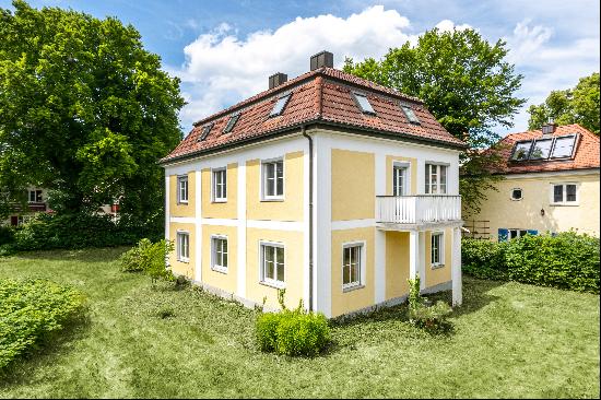 Top location Villenkolonie I: Old villa from 1890 for renovation and extension