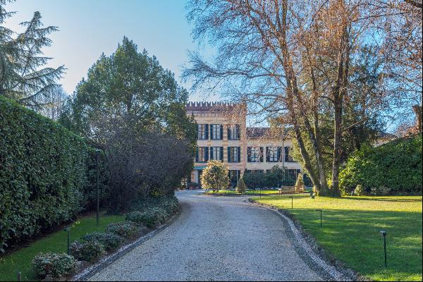 Magnificent exclusive property with park near Milan