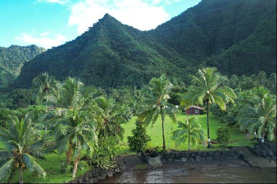 Tahiti - Teahupoo - Amazing plot by the sea