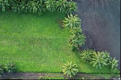 Tahiti - Teahupoo - Amazing plot by the sea